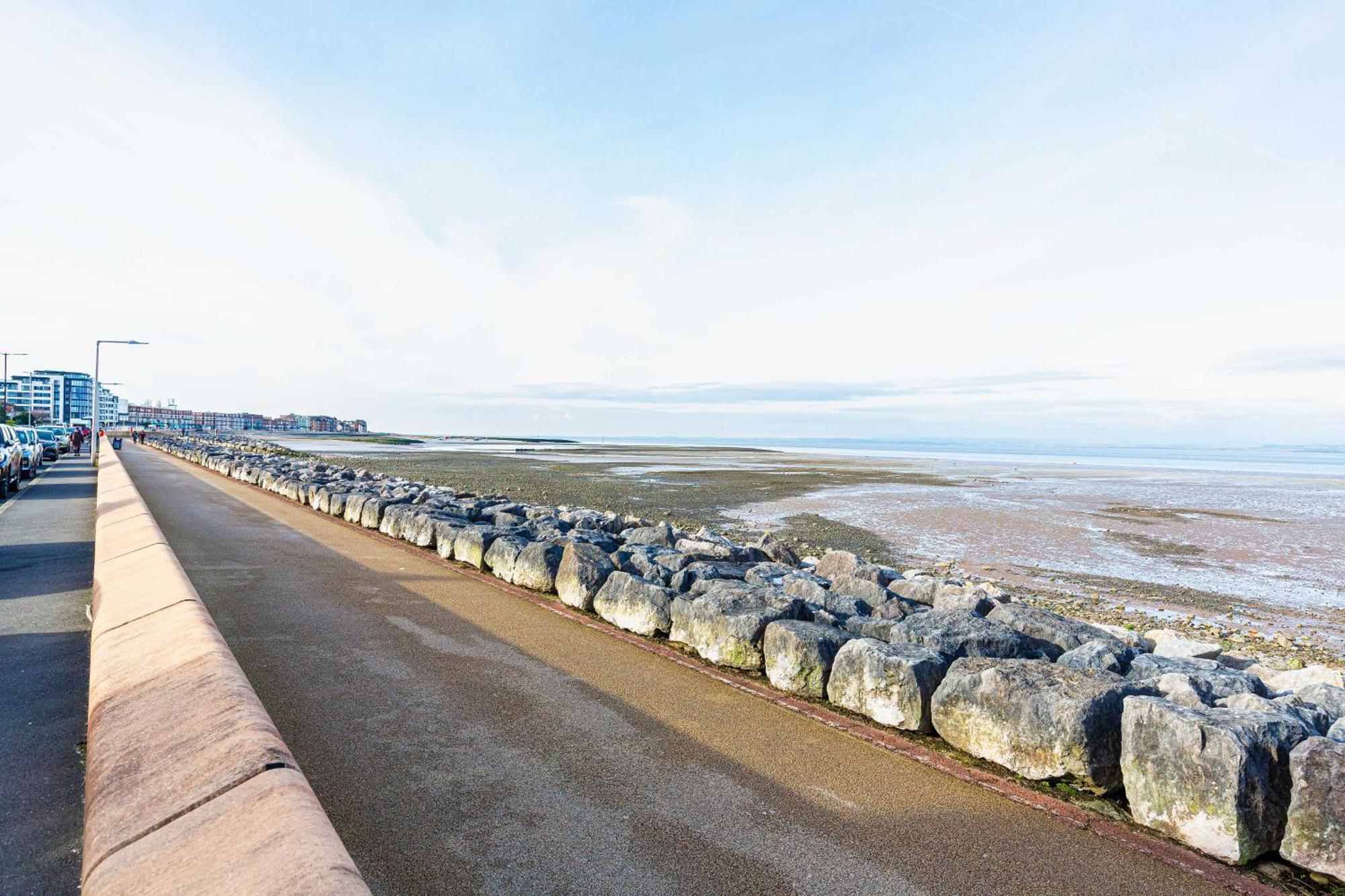 Beachfront Apartment 3 Bedrooms Sleeps 7 - Gateway To The Lake District - Newly Refurbished Morecambe Eksteriør billede